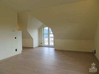 Dit mooi appartement op de tweede verdieping is volledig instapklaar, praktisch ingedeeld met één slaapkamer en kwalitatief afgewerkt. De open autostandplaats ter plaatse en de kelderberging zijn zeker een extra troef. Het pand is zeer centraal gelegen ten op zichte van de dorpskern en is zeer vlot toegankelijk naar Dilsen, Maasmechelen, Genk, Maaseik,...<br /><br />=> Tweede verdieping<br />- Verzorgde inkomhal<br />- Apart gastentoilet<br />- Mooie woonkamer met veel lichtinval en met open keuken<br />- Keuken voorzien van een keramische kookplaat, afzuigkap, oven, vaatwasser, koelkast en spoelbak<br />- Praktische berging/wasplaats met aansluiting voor wasmachine en droogkast<br />- Ruime slaapkamer met TV-aansluiting<br />- Volledig betegelde badkamer met ruime inloopdouche, wastafel en vaste kast<br /><br />=> Enkele bijzonderheden<br />- C.V. op aardgas<br />- Parlofoon aanwezig<br />- Keramische tegelvloer in parketmotief doorheen het volledige appartement<br />- Kelderbeging aanwezig<br />- Open autostandplaats aan de achterzijde<br />- Mogelijkheid om garagebox bij te huren mits meerprijs van 75,-€/maand<br />- Gemeenschappelijke servicekosten van 50,-€/maand<br /><br />=> Indeling<br />- Tweede verdieping: Inkomhal, apart toilet, woonkamer met open keuken, wasplaats/berging, één slaapkamer, badkamer; <br />- Kelder: Berging<br />- Open autostandplaats