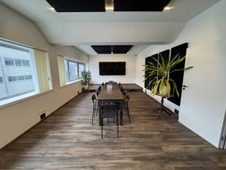 Multifunctionele ruimtes te huur - Ideaal voor diverse doeleinden!Ontdek deze interessante opportuniteit voor de huur van drie afzonderlijke ruimtes, perfect geschikt voor bijvoorbeeld kantoren, praktijkruimtes. De ruimtes hebben de volgende oppervlaktes:Comfort en functionaliteit:Voorzien van elektrische verwarming en airconditioning voor een aangenaam klimaat het hele jaar door.Een goederenlift is beschikbaar, wat het transport van materialen aanzienlijk vereenvoudigt.Sanitaire voorzieningen zijn aanwezig in het pand.Beschikt over een aparte elektriciteitsmeter, wat zorgt voor een transparante kostenberekening.Ideaal voor vrije beroepen of kantoor activiteiten! Financiële details:De onroerende voorheffing wordt forfaitair vastgesteld op het equivalent van één maand huur.Er wordt een huurwaarborg van 3 maanden gevraagd.Interesse?Aarzel niet om contact op te nemen voor meer informatie of een bezichtiging van dit bedrijfsvastgoed te huur!