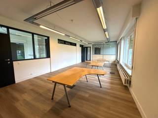 Instapklaar handelspand met parking in hartje EdegemAan de Boniverlei 170 in Edegem bevindt zich dit volledig gerenoveerde handelspand/kantoor,...