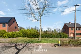 Voor meer info en foto’s, surf naar www.swevers.be – In Houthalen-Helchteren wacht deze ruime bouwgrond op een nieuw woonproject. Met een...