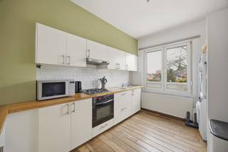 <h3>Opbrengsteigendom met handelshuur én verhuurde duplex in Mariaburg</h3>
<p>In Mariaburg bevindt zich deze interessante opbrengsteigendom met een verhuurde handelsruimte op het gelijkvloers en een afzonderlijk verhuurde duplexwoning op de bovenverdiepingen. Een combinatie van commercieel en residentieel vastgoed met een <strong>totale contractuele basishuur van € 2.025 per maand</strong>.</p>
<p><strong>De vraagprijs van € 399.000 betreft uitsluitend het vastgoed. De uitbating en overname van broodjeszaak Babelle zijn niet inbegrepen in de verkoop. Babelle blijft als handelshuurder in het pand aanwezig.</strong></p>
<p><strong>Gelijkvloers – verhuurde handelsruimte Babelle</strong></p>
<p>Broodjeszaak Babelle is reeds meer dan 15 jaar een gevestigde waarde op deze locatie. De handelsruimte is verhuurd via een <strong>handelshuurovereenkomst van 9 jaar</strong>, gestart op <strong>01/10/2025</strong> en lopend tot <strong>30/09/2034</strong>. De contractuele huurprijs bedraagt <strong>€ 1.025 per maand</strong> en is indexeerbaar. </p>
<ul>
<li>Commerciële ontvangstruimte met vitrine en toonbank</li>
<li>Twee eetruimtes met samen ca. 45 m²</li>
<li>Keukenruimte van ca. 8 m²</li>
<li>Afzonderlijke toiletten voor dames en heren</li>
<li>Aangelegde tuin met kunstgras, zithoek en privacy</li>
</ul>
<p><strong>Eerste verdieping – verhuurde duplexwoning</strong></p>
<p>De duplexwoning beschikt over een aparte inkom en is sinds <strong>01/06/2026 verhuurd aan € 1.000 per maand + € 200 per maand voor water, gas en elektriciteit</strong>. De huurovereenkomst werd afgesloten voor één jaar en loopt tot <strong>31/05/2027</strong>, behoudens de contractuele mogelijkheden tot verlenging of opzegging. </p>
<ul>
<li>Inkomhal op parketvloer</li>
<li>Lichtrijke leefruimte met grote raampartijen, eetplaats en zithoek</li>
<li>Open keuken met gasvuur, oven, dampkap en voldoende werk- en kastruimte</li>
<li>Aansluitingen voor wasmachine en droogkast</li>
<li>Badkamer met inloopdouche, lavabo en modern tegelwerk</li>
</ul>
<p><strong>Tweede verdieping</strong></p>
<ul>
<li>Nachthal op laminaatvloer</li>
<li>Master bedroom van ca. 28 m² met ingemaakte kasten</li>
<li>Tweede slaapkamer van ca. 15 m², geschikt als slaapkamer, bureau of hobbyruimte</li>
<li>Apart toilet met handenwasser</li>
</ul>
<p><strong>Interessante combinatie van twee huurinkomsten</strong></p>
<p>De handelsruimte en duplexwoning vertegenwoordigen samen een <strong>contractuele basishuur van € 2.025 per maand of € 24.300 per jaar</strong>, exclusief de € 200 maandelijkse bijdrage voor de nutsvoorzieningen van de duplex. Een interessante opportuniteit voor wie op zoek is naar een opbrengsteigendom met zowel een commerciële als residentiële invulling in Mariaburg.</p>
<p><strong>Interesse? Bel ons op 03 535 12 75 voor meer informatie over de huurovereenkomsten, het pand of een bezoek ter plaatse.</strong></p>
<p><strong>BEWOONBARE OPPERVLAKTE:</strong> De vermelde “bewoonbare oppervlakte” is gebaseerd op de “bruikbare vloeroppervlakte” zoals vermeld in het EPC.</p>