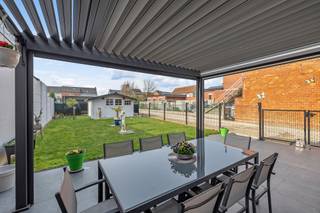 <p>Nabij het centrum van Liedekerke bevindt zich dit <strong>prachtige, recente appartement (bouwjaar 2018)</strong>, ideaal gelegen op wandelafstand van horeca, scholen, winkels en openbaar vervoer. Bovendien geniet u van een vlotte verbinding naar Aalst, Gent en Brussel. Het appartement maakt deel uit van <strong>een kleinschalig gebouw met slechts drie entiteiten</strong> en is gelegen op het <strong>gelijkvloers</strong>. U wordt verwelkomd in een inkomhal die leidt naar <strong>de lichtrijke leefruimte met open keuken</strong>, waar comfort en gezelligheid centraal staan. Verder beschikt het appartement over <strong>twee ruime slaapkamers</strong>, een badkamer met douche en lavabo, een praktische berging en een apart toilet. Een absolute troef is de <strong>zongerichte tuin met ruim terras</strong>, waar u in alle rust kan genieten van het buitenleven. <strong>Garage optioneel </strong>aan te kopen aan € 25 000. <strong>E-peil A (energiezuinig)</strong> – CV op aardgas – <strong>Elektriciteit conform</strong> – Aluminium buitenschrijnwerk met dubbele beglazing – Instapklaar in nieuwstaat. Kortom, een ideaal appartement voor wie comfortabel en energiezuinig wil wonen op een centrale ligging! (Maatregelen opgenomen in het maatregelenregister: nee)</p>