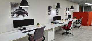 Bij Space2connect.be kan u terecht voor een werkplek of een volledig gemeubeld kantoor dat flexibel kan gehuurd worden vanaf 1 maand.<br /><br />Het kantoor kan naar wens ingericht worden met plaats voor 1 tot 8 personen. Ideaal voor een freelancer of een (opstartende) KMO. <br /><br />space2connect.be beschikt over een krachtig draadloos netwerk en print en scan mogelijkheden. <br /><br />De koffie, thee en water zijn in de huurprijs inbegrepen!<br /><br />Vergaderruimtes tot 40 personen beschikbaar.<br /><br />Kom even langs om de mogelijkheden te bespreken bij een tasje koffie.<br />Locatie: space2connect, statieplein 3, 2400 Mol<br />oppervlakte: 630m2 <br /><br />Maandelijkse huurprijs werkplek € 200 en kantoor € 500,