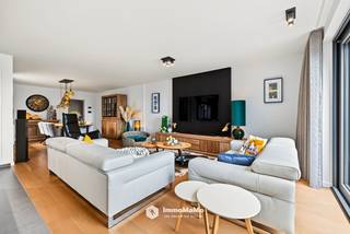 INSTAPKLARE WONING MET HOOGWAARDIGE AFWERKING<br /><br />In de Hanselaarstraat 3 te Beervelde ontdekt u deze prachtig afgewerkte woning waar ruimte, kwaliteit en wooncomfort naadloos samenkomen. Met een bewoonbare oppervlakte van maar liefst 198 m², 3 slaapkamers, een inpandige garage en verrassend veel praktische ruimte is dit een woning die werkelijk een totaalplaatje biedt. Bovendien geniet u hier van EPC-label B (192 kWh/m²) en zonnepanelen.<br /><br />Via de inkomhal met gastentoilet komt u binnen in de ruime en lichtrijke woon- en eetkamer. De open keuken vormt het hart van de woning en werd uitgevoerd met hoogwaardige materialen en kwalitatieve keukenapparatuur. Aansluitend bevindt zich een extra eethoek met zicht op de tuin. De prachtige grote raampartijen zorgen hier voor bijzonder veel natuurlijke lichtinval en versterken de verbinding tussen binnen en buiten.<br /><br />Een grote troef is het comfort van gelijkvloers wonen. De masterbedroom beschikt over een eigen dressing en grenst aan de ruime badkamer, uitgerust met een royale inloopdouche, dubbele lavabo en extra toilet. Verder bevindt zich op het gelijkvloers een ruime inpandige garage met geïntegreerde wasplaats.<br /><br />Op de eerste verdieping bevinden zich nog 2 slaapkamers, waarvan één momenteel als bureauruimte is ingericht. Daarnaast beschikt de woning over een zeer ruime, volledig afgewerkte opbergzolder, ideaal voor wie extra bergruimte belangrijk vindt.<br /><br />Ook buiten werd gekozen voor comfort en weinig onderhoud. Het terras sluit aan op de verzorgde tuin met gezellige lounge en tuinhuis. Een bijzondere extra troef is de privatieve binnenkoer, die uitstekend geschikt is voor het stallen van bijvoorbeeld een camper of werkcamionette.<br /><br />Doorheen de volledige woning vallen de hoge afwerkingsgraad en doordachte materiaalkeuzes meteen op. In combinatie met de ruime indeling, energiezuinigheid en praktische buitenruimte maakt dit van Hanselaarstraat 3 een bijzonder complete en instapklare eigendom.<br /><br />Een woning waar kwaliteit en comfort tot in de details werden doorgetrokken en die u absoluut ter plaatse moet ontdekken!<br /><br />Voor meer informatie of een bezoek ter plaatse neemt u best contact op met onze dossierverantwoordelijke Lansan via lansan@immomamo.be of 0470/67.66.17. Bezoekdag: 03/10 - enkel op afspraak.