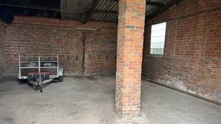 MAGAZIJN MET 2 POORTEN AFMETINGEN 10M LENGTE-7 M BREEDTE-4.5M HOOGTE