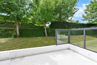 Volledig gerenoveerd tuinappartement gelegen in een villaresidentie op een AAA ligging in het Zoute. <br /><br />Indeling: Inkomhal met vestiaire en gastentoilet. Lichtrijke woonkamer uitgevend op het zonnige terras en tuin met aansluitend een grote open keuken. 3 volwaardige slaapkamers allen voorzien van ingemaakte kasten. 1 badkamer (bad, inloopdouche en lavabo) en 1 douchekamer (douche en lavabo). Apart toilet op de nachthal. Privatieve kelder in de residentie. Mogelijkheid tot aankoop van een garagebox in de residentie (100.000 EUR). Conciërge. <br /><br />EPC 222 kWh/m²/jaar. UC : 20220703-0002485048-RES-3.