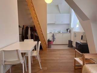 <p><strong>À la recherche d’un studio agréable dans un emplacement privilégié à Louvain ?</strong> Alors, ce joli studio situé au troisième étage vaut certainement le détour !<span></span></p>
<p>Le studio est aménagé de manière pratique et dispose de <strong>sa propre cuisine, d’un bureau et d’une mezzanine</strong>. Grâce à la présence d’un <strong>ascenseur</strong>, le logement est facilement accessible. Une <strong>machine à laver et un sèche-linge</strong> sont également disponibles dans la cave.</p>
<p>L’emplacement est un véritable atout : à <strong>quelques minutes à pied de la gare et de l’Oude Markt</strong>, vous profitez ainsi de tout ce que Louvain a à offrir à proximité immédiate.</p>
<p>💰 <strong>Loyer :</strong> 850 €/mois<br />➕ <strong>Provision :</strong> 90 €/mois pour les charges communes et les consommations (eau, chauffage et électricité)<br />📅 <strong>Disponible à partir du :</strong> 01/11/2026</p>
<p>Ne manquez pas cette belle opportunité et <strong>prenez rendez-vous dès aujourd’hui pour une visite !</strong></p>
