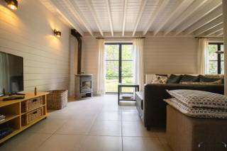 <p><span>Chalet met bew. opp. van 100 m² met 3 slaapkamers op 3.759 m² in gebied voor verblijfsrecreatie.</span><span> </span></p><p><span> </span></p><p><span>GEEN PERMANENTE BEWONING TOEGESTAAN. </span></p><p><span> </span></p><p><span>Gelijkvloers</span><span>: </span></p><p><span>Inkomhal van 4 m². </span></p><p><span>Woonkamer van 28 m² op keramische tegel. </span></p><p><span>Open keuken van 7 m² op keramische tegel met: </span></p><p><span>-keramische kookplaat </span></p><p><span>-dampkap </span></p><p><span>-warme luchtoven </span></p><p><span>-enkele spoelbak </span></p><p><span>-koelkast </span></p><p><span>-diepvries </span></p><p><span>Slaapkamer van 11 m² op keramische tegel. </span></p><p><span>Badkamer van 5 m² op keramische tegel en volledig betegeld met: </span></p><p><span>-(douche in) ligbad </span></p><p><span>-enkele lavabo </span></p><p><span>-toilet </span></p><p><span>-sierradiator als handdoekdroger </span></p><p><span> </span></p><p><span>1ste verdieping</span><span>: </span></p><p><span>Nachthal. </span></p><p><span>2 slaapkamers, beide van 24 m² op houten vloer hebben opbergruimtes in de schuine kanten. </span></p><p><span> </span></p><p><span>In de tuin zijn er 2 terrassen: </span></p><p><span>-Terras 1 van 10 m²  is aan de chalet. </span></p><p><span>-Terras 2 van 30 m² is dieper in de tuin. </span></p><p><span>Petanquebaan. </span></p><p><span>Houten tuinhuis van 20 m². </span></p><p><span> </span></p><p><span>BIJZONDERHEDEN: </span></p><p><span>Mogelijkheid tot overname van de meubels en sauna. </span></p><p><span>De centrale verwarming is op propaangas met een tank van 500 liter voorzien. </span></p><p><span>Als bijverwarming is er een houtkachel in de woonkamer. </span></p><p><span> </span></p><p><span>Stedenbouwkundige inlichtingen: vergunning aanwezig, geen verkavelingsvergunning, geen voorkooprecht, geen maatschappelijke herstelmaatregel opgelegd en gebied voor verblijfsrecreatie. </span></p><p><span> </span></p>