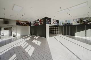 Bâtiment commercial bien situé à louer à Courtrai. Situé à 1 minute de la R8 avec une excellente connexion avec l'E17, l'E403, etc.Le...