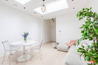 Deze woning is gelegen nabij het Rabotpark, het Prinsenhof en op fietsafstand van <strong>hartje Gent</strong>. Door de centrale ligging heeft u verschillende winkels, scholen en recreatie in de buurt. Het openbaar vervoer is een groot pluspunt, waardoor u zich vlot kan verplaatsen van punt A naar B. <br /><br />U komt de woning binnen via de inkomhal die u brengt naar de <strong>lichtrijke woonkamer</strong> met in het verlengde de open volledig geïnstalleerde keuken. Verder heeft u de badkamer met ligbad, inloopdouche, toilet en dubbel lavabomeubel. Daarnaast is er aansluiting voorzien voor wasmachine en droogkast. Tot slot heeft u een apart bezoekerstoilet. <br /><br />Op het eerste verdiep is een eerste ruime slaapkamer voorzien van inbouwkasten op maat. Op het tweede verdiep vindt u een tweede ruime slaapkamer. Dankzij het hoge plafond wordt een gevoel van ruimte gecreëerd. <br /><br />De woning werd in <strong>2025 volledig gerenoveerd</strong> waarbij kwaliteitsvolle materialen gekozen zijn zoals parketvloeren, hoogwaardige keukenapparaten en inbouwkasten op maat. Verder geniet u van een <strong>EPC label A </strong>met vloerverwarming op alle verdiepingen, volledig geïsoleerd, driedubbele beglazing, ... <br /><br />Graag een bezoekje aan deze woning? Neem gerust contact op via hallo@convas.be