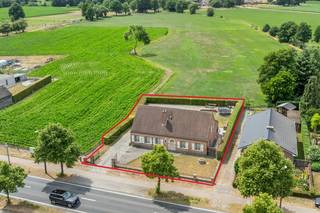 Wie droomt van rust, ruimte en een vleugje luxe, zal zich meteen thuis voelen in deze charmante, energiezuinige villa. Deze eigentijdse woning combineert landelijke elegantie met moderne comfortvoorzieningen en biedt alles wat je nodig hebt om comfortabel te wonen, te werken én te ontspannen.<br /><br />Via de uitnodigende inkomhal met vestiaire en gastentoilet kom je in een lichtrijke leefruimte van 42 m², waar de sierhaard en houtkachel voor een sfeervol accent zorgen. De volledig ingerichte keuken sluit perfect aan en vormt samen met de veranda van 25 m² een heerlijke plek om te genieten van het open uitzicht over de tuin.<br /><br />Daarnaast bevinden zich op dit niveau drie slaapkamers (twee met ingebouwde kasten) en een stijlvolle badkamer met ligbad, ruime inloopdouche, dubbele lavabo en extra toilet.<br /><br />Op de eerste verdieping zijn er nog twee comfortabele slaapkamers, een tweede badkamer, een apart toilet en een polyvalente ruimte van 45 m² die naar wens kan worden ingericht als bureau, hobbykamer, speelruimte of extra slaapkamers. Een vlizotrap biedt toegang tot een zolder van ca. 20 m², ideaal als extra opslagruimte.<br /><br />De woning is volledig onderkelderd (ca. 150 m²) en omvat een garage voor 2 wagens, een ruime werkplaats en extra opslagruimte bergruimte, perfect voor wie nood heeft aan een atelier, hobbyruimte of stockageruimte.<br /><br />Het zuidoostgerichte terras biedt een idyllisch zicht op het achterliggende landschap. De volledig omheinde tuin garandeert rust en privacy, terwijl de automatische poorten en brede oprit zorgen voor een vlotte toegang en parkeergelegenheid voor meerdere wagens.<br /><br />INDELING PER VERDIEPING<br />Gelijkvloers:<br />• Inkomhal met gastentoilet en vestiaire<br />• Leefruimte met eet- en zithoek en sierhaard<br />• Volledig geïnstalleerde keuken met vaatwasser, oven, inductiekookplaat met afzuigkap en warmhoudplaat<br />• Veranda met zicht op de tuin<br />• 3 slaapkamers<br />• Ingerichte badkamer met ligbad, inloopdouche, dubbele wastafel, toilet en wasvoorzieningen<br /><br />Eerste verdieping:<br />• 2 slaapkamers<br />• Badkamer met douche en wastafel<br />• Polyvalente ruimte (45 m²) met mogelijkheid tot 2 extra slaapkamers<br />• Gastentoilet<br /><br />Kelder:<br />• Volledig onderkelderd (ca. 150 m²)<br />• Garage met automatische poort, plaats voor meerdere voertuigen (2 wagens)<br /><br />Tuin:<br />• Volledig omheinde tuin met automatische poort<br />• Maximale privacy en terras met idyllische verzichten<br /><br />Algemene gegevens:<br />• Bouwjaar: 1992 – renovatiejaar 2012.<br />• 5-7 slaapkamers – 2 badkamers.<br />• Perceeloppervlakte: 1.086 m ².<br />• Bewoonbare oppervlakte: ca. 319 m² (bron EPC) + ca. 150 m² kelder<br />• Verwarming: gas + zonneboiler.<br />• 30 zonnepanelen + 2 zonnecollectoren.<br />• EPC 194 kWh/m²jaar / Label B (UC 20250421-0003582715-RES-1) - geen renovatieplicht van toepassing.<br />• Vergunning uitgereikt, Woongebied met landelijk karakter, Geen rechterlijke herstelmaatregel of bestuurlijke maatregel opgelegd, Geen voorkooprecht ruimtelijke ordening aanwezig, Geen verkavelingsvergunning.<br />• Watertoets: P-score: A ; G-score: A.<br />• Niet gelegen in watergevoelig openruimtegebied.<br /><br />Ontdek nu deze prachtige woning in Westerlo, de Parel van de Kempen, waar rust, natuur en bereikbaarheid in harmonie samenkomen. Gelegen in een idyllische, groene omgeving met open zichten en slechts één directe buur, geniet je hier van de charme van het platteland zonder in te boeten aan comfort.<br /><br />Alle winkels, scholen, kinderopvang en ontspanningsmogelijkheden liggen op wandel- of fietsafstand, terwijl de E313 op enkele minuten rijden zorgt voor een vlotte verbinding richting Antwerpen, Hasselt en omliggende gemeenten.<br /><br />Kortom, een unieke locatie die landelijk wonen combineert met dagelijkse bereikbaarheid. Contacteer ons vandaag nog voor een bezoek — deze woning heeft alles om jouw nieuwe thuis te worden!