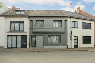 <p><strong>Instapklare woning met 2 slaapkamers in hartje Vorselaar. EPC: label C (218 kWh/m²). Elektriciteit is conform.</strong><strong><br /><br />Ligging</strong>: <strong>:<span> </span></strong><span>Gunstige ligging in het centrum van Vorselaar. Op wandelafstand van de markt, scholen, winkels en openbaar vervoer.</span><br /><br /><strong>Indeling</strong>: <strong>0:</strong> inkomhal, woonkamer, eetkamer, keuken, berging, badkamer <strong>+1:</strong> 2 slaapkamers, dressing, toilet <strong>+2:</strong> grote zolder. <strong>Buiten:</strong> Tuin/terras</p>
<p><strong>Omschrijving</strong>: Deze prachtige woning, ontworpen door architect<strong> </strong>Anja Vissers, een gerenommeerd architecte uit de regio, combineert een doordachte architectuur met een aangename woonbeleving. Dankzij de ruime leefruimtes, grote raampartijen en open indeling geniet u hier van een bijzonder gevoel van ruimte, licht en comfort. Bij het betreden van de woning komt u in de ruime inkomhal. Van hieruit heeft u toegang tot de woon- en eetkamer, die in verbinding staat met de open keuken. De keuken is uitgerust met de nodige voorzieningen en sluit mooi aan bij de leefruimte. De grote raampartijen zorgen voor veel natuurlijke lichtinval en geven de woon- en eetkamer een aangenaam en open karakter. Vanuit de eetkamer is er rechtstreeks toegang tot de tuin, waardoor er een vlotte verbinding ontstaat tussen de binnen- en buitenruimte. Op het gelijkvloers bevindt zich daarnaast een badkamer. Op de eerste verdieping bevinden zich twee slaapkamers, een toilet en een dressing met ingemaakte kasten. De ruimtes kunnen naar eigen behoefte worden ingericht en bieden voldoende opbergruimte. De tweede verdieping bestaat uit een ruime zolderverdieping. Deze biedt, afhankelijk van de behoeften van de nieuwe eigenaar, mogelijkheden om bijkomende kamers of een andere polyvalente ruimte te creëren. De woning biedt hierdoor verschillende mogelijkheden en kan aangepast worden aan de noden van een gezin, zowel vandaag als op langere termijn. De combinatie van de ruime leefruimtes, de tuin en de extra ruimte op de zolderverdieping maakt dit een woning met een interessante indeling en uitbreidingsmogelijkheden.<br /><br /><strong>Extra troeven:</strong><br />- Elektrische zonneluifel<br />- Elektriciteit conform<br />- Gunstige locatie<br /><br /><strong>Bijzondere informatieplicht:</strong> in aanvraag.<br /><br /></p>