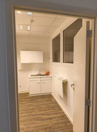 Instapklaar landschapskantoor van ca. 106 m² te huur nabij afrit 13 van de E40. Voorzien van vergaderruimte, kitchenette en moderne afwerking,...