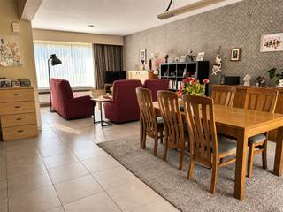 Goed gelegen woning met garage en 3 slaapkamers.Via de inkomhal met gastentoilet komen we terecht in de gezellige leefruimte met aansluitend de keuken. Vanuit deze ruimte is er toegang tot een aparte berging met de aansluitingen voor wasmachine en droogkast.Vanuit de keuken en living is er zicht op de tuin met achterin de garage welk bereikbaar is via een erfdienstbare uitweg. Op de eerste verdieping bevinden zich 3 slaapkamers, traphal en badkamer met hang WC, enkele lavabo en inloopdouche.Tot slot beschikt de woning over een ruime zolderverdieping die gebruikt kan worden als extra opbergruimte.Keuken, badkamer en dak werden reeds vernieuwd in de periode 2018-2022De woning is gelegen in een aangename en vlot bereikbare omgeving aan de stadsrand van Mechelen. In de nabije omgeving bevinden zich diverse winkels, scholen, openbaar vervoer en andere voorzieningen voor het dagelijkse comfort. Voor ontspanning kan men terecht in het centrum van Mechelen of in de omliggende groene zones en fietsverbindingen. Dankzij de gunstige ligging nabij belangrijke invalswegen, openbaar vervoer en het station van Mechelen geniet deze locatie bovendien van een vlotte verbinding naar Brussel, Antwerpen en omliggende gemeenten.