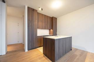 Eén van de iconische gebouwen die de skyline van Antwerpen vormen. <br /><br />Wonen in het centrum van de Stad, aan het vernieuwde operaplein, op de kroon van de Meir en luttele fietsminuten van het Zuid en het Eilandje.<br />Te midden van de Metropool Antwerpen: tussen mode en diamant, tussen "de Leien en de Kaaien", waar oud en nieuw samen komen, het hart van de stad is uw achtertuin. <br /><br />Duurzaamheid en kwaliteit vormen de bouwstenen van de Antwerp Tower. De gevel wordt gekenmerkt door middel van gepolijste betoncomponenten met witte marmergranulaten en lichtgouden raampartijen. Tijdloos elegent, stijlvol eigentijds. <br /><br />Een royale lobby leidt u naar de separate liften die toegang geven tot de bovenste penthouses. De Serenity appartementen zijn gelegen op de 22ste tot en met de 26ste verdieping. <span>Optimale luxueuze afwerking op maat, royale glaspartijen en een uitzonderlijk panoramisch zicht !<br /><br />Wonen in één van de meest iconische gebouwen van Antwerpen ! <br /><br /></span>