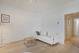 In een kleinschalig historisch, doch volledig gerenoveerd gebouw vinden we op de tweede verdieping dit ruime en bijzonder sfeervolle appartement met twee riante slaapkamers.<br /><br />Bij het binnenkomen vallen meteen de mooie parketvloer, de verzorgde afwerking en het warme karakter van het appartement op. Dankzij de ligging op de tweede verdieping geniet de leefruimte aan de voorzijde van een aangenaam open uitzicht over de omliggende bebouwing en richting het plein voor de Onze-Lieve-Vrouw-Geboortekerk. Het vrije zicht draagt bij aan het aangename gevoel van ruimte en rust.<br /><br />Aansluitend aan de leefruimte bevindt zich de open en volledig uitgeruste keuken met een gezellig eiland. De warme parketvloer werd doorgetrokken doorheen nagenoeg het volledige appartement, met uitzondering van de vochtige ruimtes, en vormt samen met de hedendaagse afwerking een mooi en harmonieus geheel.<br /><br />Via de nachthal bereiken we de twee riante slaapkamers. Eén slaapkamer bevindt zich aan de zijde van de d’Urselstraat, terwijl de tweede slaapkamer aan de achterzijde van het gebouw gelegen is. In de nachthal werd bovendien een functionele bergkast voorzien. De ruime badkamer is uitgerust met een comfortabele inloopdouche en geniet dankzij de lichtkoepel van aangenaam natuurlijk daglicht. Verder beschikt het appartement over een afzonderlijk toilet.<br /><br />Ook praktisch heeft deze woonst heel wat te bieden. In de kelderverdieping beschikt het appartement over een private kelderberging en in de gemeenschappelijke inkomhal is een fietsenberging voorzien.<br /><br />Een appartement dat sfeer en gezelligheid uitstraalt, met royale ruimtes, twee volwaardige slaapkamers en een aangenaam open uitzicht. Het historische karakter van het gebouw werd op een geslaagde manier gecombineerd met hedendaags wooncomfort, wat resulteert in een charmant appartement met een geheel eigen karakter.<br /><br />Last but not least: gunstig EPC label A: 48kwh/m² + conforme elektriciteit.<br /><br />Heeft u interesse in dit appartement? Neem dan contact met het kantoor van VB Vastgoed Hoboken op het nummer 03 337 50 70 of via <span>info@vbvastgoed.be</span><br /> 