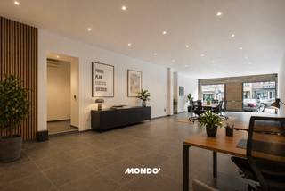 Op zoek naar een veelzijdig pand met zowel commerciële als residentiële mogelijkheden? <br />Dit interessant opbrengsteigendom biedt een unieke combinatie van wonen en werken op een toplocatie.<br /><br />Dankzij de centrale ligging in het hart van Willebroek geniet u hier van een uitstekende visibiliteit en passage. <br />De straat bevindt zich in een levendige omgeving met winkels, horeca en voorzieningen op wandelafstand. <br />Dit maakt het handelsgelijkvloers bijzonder aantrekkelijk voor zelfstandigen, ondernemers of investeerders die op zoek zijn naar een strategische commerciële uitvalsbasis. <br /><br />Het pand bestaat uit drie afzonderlijke entiteiten:<br />1. Handelsgelijkvloers<br />Het gelijkvloers biedt een ruime commerciële ruimte met uitstekende zichtbaarheid, ideaal voor winkel, kantoor of andere handelsactiviteiten. <br />De centrale ligging garandeert een constante passage en optimale bereikbaarheid voor klanten.<br /><br />2. Appartement<br />Achter het handelsgelijkvloers bevindt zich een appartement (met aparte ingang) dat bestaat uit een inkomhal, twee slaapkamers, badkamer en een aangenaam terras. <br />De eigenaar zal dit appartement verder afwerken, met uitzondering van de keuken, die nog naar eigen smaak en budget door de koper kan worden ingericht. <br /><br />3. Studio<br />Daarnaast beschikt het pand over een aparte studio met leefruimte en badkamer. De badkamer zal nog door de eigenaar afgewerkt worden. <br />Ideaal voor verhuur of als kangoeroewoning.<br /><br />Troeven op een rij:<br />Centrale en commerciële topligging in Willebroek<br />Multifunctioneel pand met diverse mogelijkheden<br />Handelsruimte met hoge visibiliteit<br />Appartement en studio met afwerkingsmogelijkheden naar eigen smaak<br />Interessant als investering of combinatie wonen/werken<br /><br />Kortom, een pand met tal van opportuniteiten op een strategische locatie. Neem vandaag nog contact op voor meer informatie of een bezoek ter plaatse!