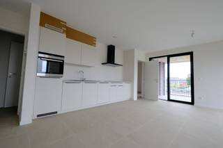 <span>Dit nieuwbouwappartement op de tweede verdieping wordt te huur aangebonden in residentie OBois.</span><br /><span>Dit nieuwbouw appartement is gelegen op de Lummense Kiezel 27 te Kermt Hasselt. Van hieruit heb je snelle verbindingsmogelijkheden naar de expresweg Hasselt – Diest en autosnelwegen.</span><br /><span>Het appartement is te bereiken via de lift of trap en heeft een bewoonbare oppervlakte van 86 m².</span><br /><span>Binnen komen doen we via de inkomhal met ruime berging en een apart toilet.</span><br /><span>Verder gaan we naar de lichtrijke leefruimte met terras van 12,50m² en een open keuken voorzien van alle toestellen.</span><br /><span>Het appartement heeft twee slaapkamers alsook een badkamers met inloopdouche, dubbele lavabo en kastruimte.</span><br /><span>Bij het appartement wordt er ook een autostaanplaats en kelderberging mee verhuurd op niveau -1.</span><br /><span>Het appartement zal professioneel geschilderd worden en voorzien van verlichting.  Bezichtigingen zijn reeds mogelijk.</span><br /><br /><span>Wat zijn de troeven van dit appartement:</span><br /><span>* Zonnepanelen</span><br /><span>* Vloerverwarming</span><br /><span>* Nieuwbouw</span><br /><span>* Eerste bewoner</span><br /><span>* Energiezuinig</span><br /><span>* Geschilderd</span><br /><br /><span>Bent u opzoek naar een nieuwe (t)huis dan kan dit appartement misschien iets voor u zijn?</span><br /><span>Vraag dan zeker uw bezoek aan voor dit appartement bij Valère Vangeel via </span><span>valere@vestio.com</span><span> of bel 0472 323 424.</span><br /><br /><br /> 