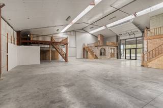 This 240 m² SME unit, located along the Brugsesteenweg in Kuurne, offers an excellent opportunity for companies looking for high-quality and...