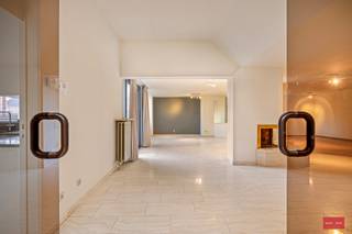 Riant 3 slaapkamer appartement gelegen in één van de sfeervolste straatjes in het centrum van Turnhout aan het Driezenpleintje. <br />De ruime inkomhal met vestiaire en gastentoilet geven via de gefumeerde glazen deuren toegang tot een zeer ruime leefruimte van ca.100m². <br />Sfeervol ingedeeld in twee salons waarvan één op parketvloer voorzien van een stijlvolle openhaard en nog een ruimte voor de eetkamer op travertin vloeren. <br /><br />Vooraan het appartement bevind zich het eerste zuid georiënteerd terras. Volledig geïnstalleerde moderne keuken voorzien van kwaliteitstoestellen van Miele met berging en wasruimte. De ruime hoofdslaapkamer beschikt over haar eigen ruime inloopdressing en een gerieflijke ruime badkamer voorzien van een ligbad, douche, dubbele wastafelmeubels, bidet en toilet. <br />Naastgelegen vinden we een logeerkamer gelegen aan een groot afgesloten achtergelegen dakterras met tuinberging. De riante nachthal beschikt over een praktische bureauhoek en geeft toegang naar nog een tweede riante logeerkamer met naastgelegen ruime badkamer voorzien van ligbad, toilet en dubbel wastafelmeubel. Dit uitzonderlijk groots en stijlvol appartement van ca.290m² kent een zeer aangename indeling waardoor alle leefruimtes sfeervol aanvoelen en een uniek woonkader vormen voor haar bewoners. <br /><br />Ondergrondse kelderberging mee inbegrepen. Optioneel ondergrondse staanplaats aan te kopen aan 15.000 euro ofwel een dubbele staanplaats aan 22.500 euro.