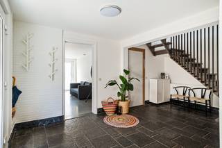 Deze instapklare halfopen bebouwing is gelegen in de rustige Condorlaan te Deurne, een ideale locatie met een vlotte bereikbaarheid via openbaar vervoer en nabij belangrijke invalswegen.<br /><br />Bij aankomst valt meteen de ruime parkeergelegenheid op: naast de inpandige garage biedt de oprit comfortabel plaats aan vijf wagens. Via de ruime inkomhal betreedt u de woning, met toegang tot een praktische vestiaire en bureauruimte, een eerste slaapkamer (perfect als logeer- of hobbykamer) met rechtstreekse toegang tot de tuin, een badkamer met douche en toilet, en een aparte wasberging.<br /><br />Op de eerste verdieping geniet u van een lichtrijke leefruimte met elegante wengé parketvloer en gascasette. Aansluitend vindt u de eetkamer en een volledig uitgeruste keuken (vaatwasser, dubbele spoelbak, 5-pits gasvuur, oven, microgolf en koelkast). Vanuit de keuken bereikt u het gezellige overdekte terras (8 m²), dat toegang geeft tot de zonnige, zuidgerichte tuin van 76 m² met te trap.<br /><br />De tweede verdieping biedt drie volwaardige slaapkamers (18,5 m² / 16 m² / 15,5 m²), waarvan twee voorzien van airco, en een ruime badkamer met ruime inloopdouche, ligbad en lavabo.<br /><br />Troeven:<br />+ Instapklaar<br />+ Halfopen bebouwing<br />+ Ruime oprit + inpandige garage<br />+ 4 volwaardige slaapkamers<br />+ Zonnepanelen (28) &amp; driedubbele beglazing<br />+ Zuidgerichte tuin en terras<br />+ Rustige, maar centrale ligging<br /><br />Heeft u interesse in deze leuke halfopen woning, neem dan contact met VB Vastgoed op het nummer 03 337 50 70 of via info@vbvastgoed.be