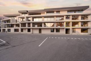 Ontdek dit prachtig, volledig instapklaar appartement op een toplocatie in het hart van Tielt. Het appartement wordt volledig afgewerkt met alle comfort waaronder; schilderwerken, verlichting, gordijnen,.... <br /><br />De ligging is een absolute troef: centraal, op wandelafstand van de Markt van Tielt, en toch geniet u van een rustig woonomgeving in Residentie Noë. <br /><br />Indeling: <br />U komt binnen via de inkom die directe toegang heeft tot de leefruimte, toilet en berging. De leefruimte is voorzien van de open keuken en heeft toegang tot het aangenaam, overdekt terras. Verder beschikt het appartement over één volwaardige slaapkamer met badkamer. <br /><br />Bij het appartement horen bovendien een bovengrondse autostaanplaats, berging en twee fietshaken.<br /><br />Het appartement is beschikbaar na voltooiing van de schilderwerken (voorzien september '26).<br />De huurprijs is exclusief de gemeenschappelijke kosten. <br /><br />Bent u op zoek naar een comfortabel en zorgeloos appartement in het centrum van Tielt? Grijp dan deze unieke kans en neem vandaag nog contract met ons op voor een bezoek!<br /><br />EPB in opmaak.