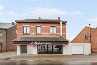 Ruime woning met 6 slaapkamers vlak bij Koersel centrum. Belangrijkste troeven:- Centrale ligging- Handelspand of kantoorruimte op het gelijkvloers...
