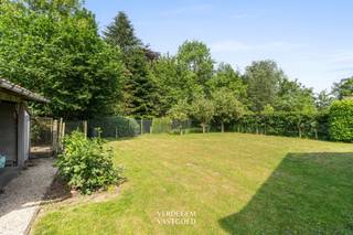 <p><span>Ligging<br /></span><span>Welkom in Kluizen, een groene deelgemeente van Evergem.<br />Je woont hier in een rustige en landelijke omgeving en je geniet van wandelingen </span><span>langs het Vaardeken, bloemen van de pluktuin, honing van de imker, aardbeien van Tervenen, alles op wandelafstand. <br />Tegelijk geniet je van een vlotte verbinding naar de R4.<br /></span><span><br /></span><span>Verrassend ruime woning met tuin en grote kelder</span><span><br /></span><span>Deze woning werd ontworpen door architect Richard Matthijs uit Wippelgem en kenmerkt zich door een solide constructie en het bijzonder wooncomfort van een bel-etage.<br />Op het gelijkvloers bevindt zich een volledige kelderverdieping: er is een inpandige garage, een ruime berging, een koele voorraadberging, wasplaats, douchecel, afzonderlijk toilet en een extra bergruimte waar een lift kan worden geplaatst. <br />Via de dienstgang bereik je de woonverdieping. <br />Hier geniet je van een uitzonderlijke lichtinval dankzij de verhoogde ligging. <br />Bovendien zorgen de groene zichten aan de voorzijde voor extra rust. <br />De ruime inkomhal met gastentoilet geeft toegang tot de leefruimte met zit- en eethoek en de gezelligheid van een houtkachel.<br />De keuken is zuidgericht met veel kastruimte en plek voor een ontbijttafel.<br />Ook hier geniet je de hele dag van natuurlijk licht.<br />Via de nachthal bereik je drie volwaardige slaapkamers, een berging en de badkamer uitgerust met douche en ligbad. <br />Een mogelijke lift kan tot dit verdiep geplaatst worden.<br />Een trektrap brengt je naar de ruime zolderverdieping, die momenteel dienst doet als bergruimte.<br />Buiten geniet je van een mooie tuin van 811 m², waar privacy en volwassen groen centraal staat.</span></p><p><span><br /></span><span>Extra<br /></span><span>/ EPC C<br />/ warmtepomp lucht/lucht en airco<br />/ rolluiken<br />/ vliegenramen<br />/ verwarming in garage<br />/ geïsoleerde zolder, in te richten tot meerdere slaapkamers<br />/ mogelijkheid om lift te plaatsen<br />/ de woning is vrij van gebruik<br /><br /></span><span>Troeven<br /></span><span>/ uitzonderlijke bewoonbare oppervlakte<br />/ veel berg - en stockageruimte</span><span><br /></span><span>/ groot perceel en veel woonruimte<br />/ rustige ligging nabij natuur<br /><br /><br /></span><span>Deze woning is opnieuw te koop wegens het niet vervullen van de financiële voorwaarden van de kandidaat-koper.</span></p><p><span> </span></p><p><span> </span></p>