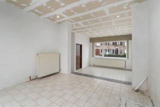 Ben je op zoek naar een deels te renoveren woning nabij het Dorp van Schellebelle? Zoek niet verder! Deze woning met 3 ruime slaapkamers, garage...