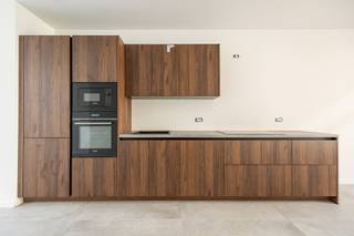 <p><span>Deze volledig instapklare woning bevindt zich op een toplocatie in Boom, op wandelafstand van de winkelstraat, gezellige horecazaken en alle dagelijkse voorzieningen. Ook het station en andere vormen van openbaar vervoer liggen op slechts enkele minuten afstand. Dankzij de nabijheid van de A12 geniet je bovendien van een vlotte verbinding naar Antwerpen en Brussel.</span></p><p><span> </span></p><p><span>De woning werd volledig gestript en met hoogwaardige materialen totaal gerenoveerd. Ze biedt het comfort en de energiezuinigheid van een nieuwbouwwoning, met als extra voordeel dat je – indien je aan de voorwaarden voldoet – mogelijk kan genieten van het verlaagde registratierecht van 2%.</span></p><p><span> </span></p><p><span>Met een bruikbare oppervlakte van ca. 165 m² (volgens plan), drie volwaardige slaapkamers, een zonnige koer van 8 m² en een gunstig EPC-label A is deze woning een ideale keuze voor wie op zoek is naar een duurzame en instapklare thuis.</span></p><p><span> </span></p><p><span>Dankzij hoogrendementsbeglazing, vloerverwarming, doorgedreven isolatie en een energiezuinige condensatieketel op gas voldoet de woning aan de huidige strenge energienormen.</span></p><p><span>Indeling</span></p><p><span> </span></p><p><span>Gelijkvloers</span></p><ul><li><span>Inkomhal</span></li><li><span>Apart gastentoilet met aansluitende technische berging</span></li><li><span>Ruime en lichtrijke woonkamer</span></li><li><span>Volledig geïnstalleerde open keuken met inductiekookplaat, vaatwasser, koelkast en oven</span></li><li><span>Zonnige koer van 8 m²</span></li></ul><p><span> </span></p><p><span>Eerste verdieping</span></p><ul><li><span>Twee ruime slaapkamers</span></li><li><span>Badkamer met inloopdouche, dubbele wastafel en toilet</span></li><li><span>Berging met aansluitingen voor wasmachine en droogkast</span></li></ul><p><span> </span></p><p><span>Tweede verdieping</span></p><ul><li><span>Derde ruime slaapkamer</span></li></ul><p><span>Troeven</span></p><ul><li><span>Topligging in het centrum van Boom</span></li><li><span>Condensatieketel op gas</span></li><li><span>Volledig geschilderd</span></li><li><span>Elektrische installatie conform </span></li><li><span>aankoop via aandelen mogelijk</span></li></ul><p><span>Ben jij geïnteresseerd in dit volledig instapklaar huis te koop in Boom, ben je op zoek naar ander vastgoed, een investering of wens je de waarde van jouw eigendom te kennen? Dan ben je bij BOLT immo aan het juiste adres! Wij helpen jou graag verder.</span></p>