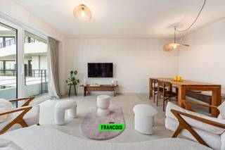 In The Waves ontdekt u dit prachtig nieuw appartement waar comfort, kwaliteit en locatie perfect samenkomen. Met een bewoonbare oppervlakte van 81 m² geniet u van een lichtrijke woonkamer die naadloos overgaat in een volledig ingerichte keuken, afgewerkt met hoogwaardige materialen. Aansluitend bevindt zich een praktische bijkeuken/wasruimte. Het appartement beschikt verder over twee volwaardige slaapkamers en een moderne doucheruimte.<br /><br />Dankzij de vloerverwarming via warmtepomp woont u hier bijzonder energiezuinig en comfortabel, het hele jaar door. De kwalitatieve afwerking en de doordachte indeling zorgen voor een stijlvolle en tijdloze uitstraling.<br /><br />De ligging is ronduit uitzonderlijk: op slechts 50 meter van het strand en op wandelafstand van het centrum, de tramhalte en het fietspad aan de voet van het gebouw. Hier combineert u moeiteloos rust met bereikbaarheid.<br /><br />Een absolute troef is het prachtige zuidgerichte terras van 17 m². Zowel de woonkamer als de slaapkamers geven hierop uit, waardoor u optimaal geniet van licht en zon. Het open zicht op de golfbaan en de rustige omgeving maken dit een heerlijke plek om te ontspannen.<br /><br />Daarnaast beschikt het gebouw over een grote fietsenberging met twee genummerde privéfietsenplaatsen inbegrepen. Optioneel kan een garagebox met gemotoriseerde deur en een kelderberging worden aangekocht.<br /><br />Bovendien wordt dit appartement verkocht onder registratierechten (geen btw), wat het financieel extra interessant maakt.<br /><br />Een unieke kans voor wie op zoek is naar een stijlvol en energiezuinig appartement op een toplocatie aan zee. <br /><br />