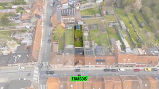 Bij het betreden van de woning word je verwelkomd in een verzorgde inkomhal. Vanuit deze hal heb je directe toegang tot de inpandige garage, wat zorgt voor extra comfort en praktische opbergruimte. Daarnaast bevindt zich op het gelijkvloers een polyvalente kamer die perfect kan ingericht worden als hobbyruimte, bureau of extra slaapkamer.<br /><br />Verder leidt de hal je naar de ruime en lichtrijke leefruimte, waar vele raampartijen zorgen voor een aangename natuurlijke lichtinval. Deze gezellige leefruimte sluit naadloos aan op de open, volledig geïnstalleerde keuken, die voorzien is van alle hedendaagse comfort en voldoende werk- en opbergruimte. Dit maakt het geheel bijzonder geschikt voor wie houdt van open en aangenaam wonen.<br /><br />Aansluitend aan de garage bevindt zich nog een praktische wasruimte/berging, wat bijdraagt aan het gebruiksgemak van de woning. Vanuit de leefruimte heb je directe toegang tot de zonnige en onderhoudsvriendelijke tuin, waar het heerlijk vertoeven is en waar je in alle rust kan genieten van het buitenleven.<br /><br />Op de eerste verdieping bevinden zich drie ruime en volwaardige slaapkamers. De badkamer is centraal gelegen en praktisch ingericht. Daarnaast is er via de nachthal toegang tot de zolderruimte, die extra opslagmogelijkheden biedt.<br /><br />Bouwtechnisch is deze woning voorzien van een EPC-B en centrale verwarming op aardgas met een condenserende ketel. <br /><br />Kortom, deze woning combineert ruimte, comfort en een rustige ligging, en is ideaal voor gezinnen of wie op zoek is naar een instapklare thuis.<br /><br />