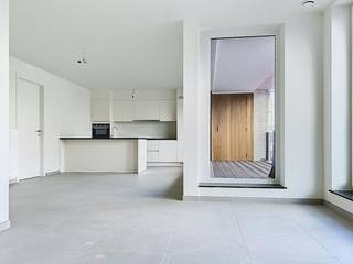 De snelste manier om een bezoek te brengen aan dit appartement? Vraag je bezoek aan via de rode knop op onze website (www.dewaele.com) en je wordt gecontacteerd door één van onze verhuurexperten. <br /><br />Lichtrijk appartement met 2 slaapkamers, 2 terrassen en carport op een centrale ligging nabij het centrum van Roeselare.<br /><br />Het appartement heeft volgende indeling:<br />- Inkom <br />- Lichtrijke leefruimte<br />- Open keuken voorzien van kookplaat met dampkap, spoelbak, oven, frigo en vaatwas<br />- Berging voorzien van aansluiting wasmachine<br />- Toilet<br />- 2 Slaapkamers<br />- Badkamer voorzien van lavabo in meubel en inloopdouche<br />- 2 terrassen<br /><br />Extra kenmerken:<br />- Instapklaar en lichtrijk <br />- Laag energieverbruik<br />- Lift aanwezig in het gebouw<br />- Centraal gelegen nabij winkels, openbaar vervoer, centrum van Roeselare,...<br /><br />Mogelijkheid tot huren van een carport: 50,00 euro/maand.<br /><br />Ben jij geïnteresseerd in dit appartement in Roeselare? Aarzel dan niet ons te contacteren.
