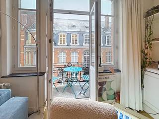 Living in the vibrant center of Leuven, but with the peace and class of a small-scale residence? This beautiful apartment on the second floor offers the best of both worlds.<br /><br />Light and spacious: Located on the second floor, you can enjoy pleasant natural light and enough privacy.<br />Prime location: Everything Leuven has to offer – shops, culture, and gastronomy – is within walking distance.<br />Quiet residence: Because it is a small residence, peace and good neighborliness are guaranteed.<br /><br />Important: This apartment is intended for temporary residence or young professionals and is not intended for student housing.<br /><br />Are you looking for a ready-to-move-in, stylish base in the city? Send in your application and make an appointment<br />tim@mondovastgoed.be<br />Mondo Vastgoed, real estate agents but different!