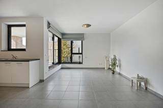 Indeling als volgt:<br />- Inkomhal op tegelvloer.<br />- Gastentoilet met lavabo.<br />- Ruime leefruimte met voldoende plaats voor een eet- en zithoek.<br />- Handige halfopen keuken met kookplaat met dampkap, koelkast en vaatwasser.<br />- Nuttige bergruimte grenzend aan de keuken met aansluiting voor was- en droogmachine.<br />- Volwaardige slaapkamer met voldoende ruimte voor een grote kledingkast.<br />- Badkamer met lavabo en ruime douche.<br />- Terras toegankelijk vanuit de leefruimte (overdekt).<br /><br />Bijzonderheden:<br />- Recent gebouw (2019) en werd onberispelijk onderhouden door de vertrekkende huurder.<br />- Gunstig EPC: A-label (68 kWh/m²), elektriciteit conform.<br />- Inbegrepen in deze verkoop: autostaanplaats, fietsenstaanplaats en kelderberging.<br />- Syndicus aanwezig.<br />- Gunstig rendement indien aankoop als investering: vraag uw persoonlijke rendementsberekening via ons kantoor.<br />- Goede ligging in het centrum met winkels, dokter, apotheek, ... op wandelafstand. <br /><br /><br />Interesse?<br />(ver-)Kopen of (ver-)huren in de Noorderkempen?<br />Met vragen kan u altijd bij ons terecht! <br />Dewaele Vastgoed<br /><br />De eigendom wordt aangeboden via de Pre-sale formule. Van 23/09/2026 om 10:00 tot 28/09/2026 om 16:00 kan u het appartement op afspraak komen bezichtigen en een bod uitbrengen. De vermelde prijs is een instelprijs. Voor meer info, gelieve contact op te nemen met de dossierverantwoordelijke.<br /><br />Bestuursmaatregelen in het maatregelenregister: nee