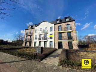 <p><span>Recent, kwaliteitsvol appartement op de eerste verdieping met een mooi aangelegde voortuin, stijlvol afgewerkte inkomhal en trapzaal met lift.</span></p><p><span> </span></p><p><span>We komen binnen in het appartement via een centrale nachthal. De grote woonkamer ligt aan de rustige achterzijde van het gebouw en heeft een open keukenwand met inbouwtoestellen (kookplaat, oven, dampkap, koelkast en vaatwasmachine). Via een groot schuifraam komt men op het terras dat zich uitstrekt over de gehele breedte van de leefruimte en bijna 2 m breed is, voldoende om enkele comfortabele zetels of een kleine eettafel te plaatsen. </span></p><p><span> </span></p><p><span>Beide slaapkamers liggen aan de voorkant en hebben via de kamerhoge ramen toegang tot een klein balkonnetje. Dankzij de super-isolerende ramen komt er geen straatlawaai binnen. Verluchten gebeurt door middel van een mechanisch verluchtingssysteem. De badkamer werd voorzien van een mooie grote inloopdouche en dubbele lavabo.</span></p><p><span> </span></p><p><span>Verder is er een apart toilet met lavabo en een ruime berging met de individuele verwarmingsketel en aansluiting voor een wasmachine.</span></p><p><span> </span></p><p><span>Achteraan het gebouw ligt de overdekte en afgesloten fietsberging en er dient een autostaanplaats gehuurd te worden aan € 55,00. </span></p><p><span> </span></p><p><span>Huurprijs & kosten</span><span><br />Huurprijs: € 950,00 / maand</span></p><p><span>Autostaanplaats: € 55,00 / maand</span></p><p><span>Gemeenschappelijke kosten : € 50,00 / maand (Onderhoud gemeenschappelijke delen)</span></p><p><span> </span></p><p><span>Troeven</span></p><ul><li><span>Modern appartement</span></li><li><span>Aparte meters</span></li><li><span>Uitstekend EPC</span></li><li><span>Lage gemeenschappelijke kost</span></li><li><span>Fietsenberging en autostaanplaats beschikbaar</span></li></ul>