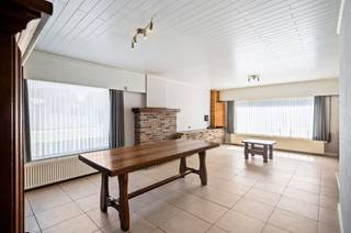 <p><span>Te moderniseren gezinswoning met 3 slaapkamers en aangename tuin te Baal</span></p><p><span>Deze halfopen gezinswoning, gelegen op een perceel van 535 m², biedt dankzij haar praktische indeling, aangename buitenruimte en diverse mogelijkheden heel wat potentieel voor wie op zoek is naar een woning die volledig naar eigen smaak kan worden gemoderniseerd.</span></p><p><span>Op het gelijkvloers beschikt de woning over een lichtrijke leefruimte met aansluitend de keuken. Verder is er voldoende praktische bergruimte aanwezig. Op de verdieping geeft de nachthal toegang tot 3 slaapkamers en een bijkomende berging, die eventueel kan worden omgevormd tot badkamer.</span></p><p><span>Ook buiten heeft deze woning heel wat te bieden. De ruime oprit en garage zorgen voor voldoende parkeergelegenheid. Aansluitend aan de woning bevindt zich een aangename tuin waar het heerlijk vertoeven is. Daarnaast is er een aparte moestuin, ideaal voor wie graag zelf groenten en kruiden kweekt of zijn groene vingers de vrije loop laat.</span></p><p><span>Doorheen de jaren werden reeds verschillende isolerende verbeteringswerken uitgevoerd. Hierdoor beschikt de woning over een gunstig EPC en is de renovatieverplichting niet van toepassing.</span></p><p><span>Ook de ligging vormt een mooie troef. Scholen en winkels bevinden zich op korte afstand, terwijl belangrijke verbindingswegen vlot bereikbaar zijn.</span></p><p><span>Kortom, een interessante gezinswoning met een goede basis, een aangename buitenruimte en tal van mogelijkheden om er een hedendaagse thuis van te maken.</span></p><p><span>Benieuwd naar het potentieel van deze woning? Ontdek ze ter plaatse en plan uw bezoek via 015 755 444 of <span>info@immovercammen.be</span></span><span>.</span></p><p><span> </span></p>