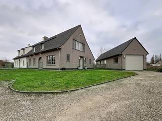 LOCATION:The house is located in a rural area in Landegem. Here you can enjoy the peace and quiet of nature, while all necessary facilities such...