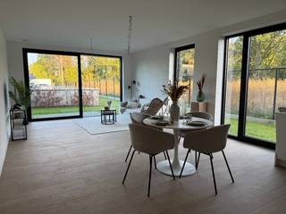 Grijp deze unieke kans! Dit is het laatste beschikbare appartement in Residentie Balique, een stijlvolle nieuwbouwresidentie langs de Brugstraat in Sint-Job-in-'t-Goor. Het appartement is onmiddellijk beschikbaar, zodat u zonder wachttijd kunt genieten van een energiezuinige en comfortabele nieuwbouwwoning. Dankzij de 6% BTW-optie biedt dit appartement niet alleen topkwaliteit, maar ook een financieel voordeel bij aankoop, onder de geldende voorwaarden.<br /><br />Indeling van het appartement:<br />•Inkomhal met gastentoilet<br />•Ruime leefkeuken en lichte woonkamer<br />•2 comfortabele slaapkamers<br />•Praktische berging<br />•Moderne badkamer met hoogwaardige afwerking<br /><br />Vanuit de woon- en eetkamer heeft u toegang tot de privatieve tuin met buitenterras, ideaal voor ontspanning en buitenleven.<br /><br />In de ondergrondse verdieping bevinden zich een privatieve autostaanplaats en een privatieve kelderberging (ca.12m²). De autostaanplaats en kelderberging zijn inbegrepen in de verkoopprijs. Er is een tweede autostaanplaats mogelijk mits meerprijs.<br /><br />Energiezuinig en comfortabel wonen:<br />•E-peil maximum 20 voor lage energiekosten en optimaal comfort<br />•Vloerverwarming en lucht-water warmtepomp met koelfunctie<br />•Zonnepanelen voor energie-efficiëntie<br />•Kwalitatieve afwerking van keuken, sanitair en vloeren<br />•Aandacht voor licht, lucht en binnenklimaat<br /><br />Waarom kiezen voor Residentie Balique?<br />•6% BTW-optie biedt aanzienlijke belastingvoordelen bij aankoop<br />•Duurzaam en energiezuinig wonen met een E-peil van maximum 20<br />•Moderne architectuur en hoogwaardige afwerking<br />•Centraal gelegen in een rustige, toch goed bereikbare buurt<br /><br />Mis deze laatste opportuniteit niet. Contacteer ons vandaag nog voor meer informatie of een bezichtiging van dit instapklare appartement.