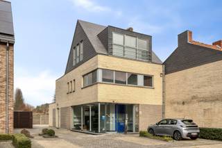 Dit polyvalente handelspand is gunstig gelegen in het centrum van Geel (parallel aan de Nieuwstraat), op wandelafstand van de Markt, station,...