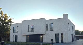 INDELINGDe inkomhal met apart toilet geeft toegang tot de ruime leefruimte ca 40 m².Aanpalend bevindt zich de open keuken die toegang biedt tot het...