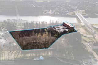 Nieuwbouw bedrijfsgebouw op maat te koop op een perceel van <strong>11.200 m²</strong> in Herentals.<br />Uitzonderlijk gelegen langs het Albertkanaal, op amper 270 m van de bedrijvige Ringlaan (R15) met onmiddellijke verbinding naar de<strong> E313.</strong><br /><br />Dankzij de ligging langs een belangrijke toegangsweg geniet de site van een <strong>fenomenale zichtbaarheid</strong>. De ligging tussen het Albertkanaal en het kanaal Bocholt–Herentals, recht tegenover de nieuwe brug aan de Herenthoutseweg, biedt een uniek en open zicht op het kanaal.<br /><br />Het gehele project kan <strong>volledig op maat</strong> worden aangepast (laadkades, sectionale poorten, vrije hoogte, met of zonder kantoren...) aan de specifieke wensen van de koper, van de indeling van de magazijnruimte tot de parkeerfaciliteiten. <br /><br />Daarnaast is ook de renovatie van het bestaande gebouw een volwaardig alternatief. Het bestaande onroerend goed beschikt over opslagruimte met kantoren. <br /><br />Binnen het geldende gewestplan zijn diverse bouwmogelijkheden toegestaan, waardoor de percelen zich perfect lenen voor uiteenlopende activiteiten zoals opslag, distributie, productie of logistiek.<br /><br />Contacteer<strong> PANORAMA B2B </strong>voor meer informatie, plannen of om een vrijblijvend bezoek in te plannen via <strong>011 220 500.</strong>