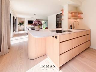 Deze prachtige en zeer mooi afgewerkte villa bevindt zich in een rustige en gegeerde villawijk en biedt een ideale combinatie van comfort, ruimte en privacy.<br />De woning werd recent gerenoveerd met oog voor kwaliteit, hedendaags wooncomfort, en luxe. De lichtrijke leefruimte geniet van een optimale oriëntatie en geeft rechtstreeks uit op het zonnige terras en de uitzonderlijk ruime tuin — een zeldzame troef die meteen een gevoel van rust en vrijheid creëert. <br /><br />De volledig uitgeruste keuken sluit naadloos aan op de leefruimte en is praktisch ingericht. Aansluitend bevinden zich de garage en extra bergruimte, wat het dagelijks comfort aanzienlijk verhoogt. <br />Op de verdieping zijn er vier volwaardige slaapkamers en drie badkamers met douche, waaronder een master bedroom met een ensuite badkamer, aangevuld met een aparte douchekamer. Dit zorgt voor extra gemak en flexibiliteit voor zowel gezin als gasten. <br /><br />De tuin vormt zonder twijfel één van de absolute troeven van deze eigendom: ruim, perfect georiënteerd en met maximale privacy. Bovendien zijn er reeds voorzieningen getroffen voor verdere invulling, zoals de aanleg van een zwembad of een mogelijke uitbreiding, wat het potentieel van deze woning extra onderstreept.<br />Kortom, een ideale opportuniteit voor wie op zoek is naar een unieke villa met hoogwaardige afwerking, gelegen in alle rust en met een uitzonderlijke buitenruimte.<br /><br />Aarzel niet om ons te contacteren voor meer informatie: tel. : 050 62 44 14 of via knokke@immax.be