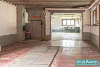 Kom deze eigendom bezoeken op 21 maart zonder afspraak! <br /><br />Ben je een kleine zelfstandige op zoek naar extra ruimte voor je activiteit? Of heb je nood aan heel wat opslagplaats? Dan is deze veelzijdige bungalow precies wat je zoekt!<br /><br />Deze eigendom geniet van een strategische ligging langs een vlotte verbindingsweg tussen Brakel en Oudenaarde. Je profiteert hier van een uitstekende bereikbaarheid én van een groene, rustige omgeving achteraan het perceel – de perfecte combinatie van werken en wonen.<br /><br />De woning biedt een praktische en doordachte indeling met een dubbele garage, inkomhal, drie volwaardige slaapkamers, een lichtrijke en ruime woonkamer, keuken, badkamer, veranda, kelder en extra bergruimte. Via een vaste trap bereik je de zolder, die momenteel ingericht is als stockageplaats.<br /><br />U kan makkelijk deze woning naar een D label brengen door de vloer die grenst aan de kelder te isoleren, de aanwezige isolatie op de zoldervloer te verdikken naar 18cm isolatie en plaatsen van zonnepanelen. <br /><br />Een absolute troef is de polyvalente ruimte achteraan, die zowel bereikbaar is via de garage als via een aparte toegang langs achter. Ideaal voor zelfstandige activiteit, atelier, opslag of hobbyruimte. Benieuwd naar de mogelijkheden? Ontdek zelf het potentieel van deze eigendom!<br /><br />Interesse? Neem vandaag nog contact met ons op voor meer informatie of een bezoek.<br />📞 055 59 50 10<br />📧 stefanie@vastgoedbrowaeys.be