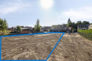 <p><strong>Bouwgrond te koop – 11a43 voor halfopen bebouwing in Goetsenhoven</strong></p>
<p>In de rustige en groene <strong>Konijnenbergstraat te Goetsenhoven</strong> bieden wij een prachtig perceel bouwgrond aan van<strong> 11a43</strong> geschikt voor halfopen bebouwing.<br />Deze locatie combineert de charme van landelijk wonen met een vlotte bereikbaarheid naar <strong>Tienen, Leuven en de E40</strong>.</p>
<p>Troeven:</p>
<ul>
<li>
<p>Perceel van <strong>1143 m²</strong></p>
</li>
<li>
<p>Bestemming: <strong>halfopen bebouwing</strong></p>
</li>
<li>
<p><strong>Rustige straat</strong> met beperkte passage</p>
</li>
<li>
<p><strong>Landelijke omgeving</strong> met alle voorzieningen in de buurt</p>
</li>
</ul>
<ul>
<li>
<p>Door de noordwest gerichte tuin geniet u van een schitterende <strong>avondzon</strong>!</p>
</li>
</ul>
<p>Kortom de ideale plek om jouw droomwoning te realiseren!<br /><br />De geafficheerde prijs betreft de prijs voor de bouwgrond zelf. U dient hierbij nog de registratierechten (12%) en de tussenkomst in de nutsvoorzieningen (8.478,17 euro) te rekenen.<br /><br />Benieuwd naar de mogelijkheden? Vraag snel uw bezoek ter plaatse aan of vraag gerust naar de bouwvoorschriften!</p>