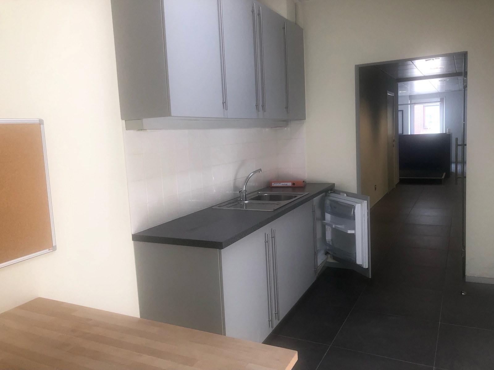 Gelijkvloerse handelsruimtes op centrale hoekligging te St.Gillis-Waas - foto 4