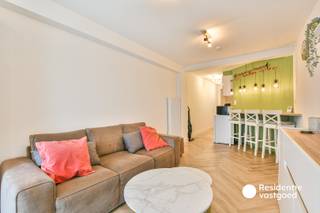 Op zoek naar een instapklaar appartement aan zee zonder zorgen? Ontdek dit gezellige, volledig gerenoveerde gelijkvloerse appartement op wandelafstand van de zeedijk en het strand van Wenduine.<br /><br />Het appartement werd in 2023 volledig vernieuwd met kwalitatieve materialen. Ook het dak en de elektriciteit werden aangepakt. Dankzij de gelijkvloerse ligging geniet u van extra comfort: geen trappen, geen liftkosten en gemakkelijk laden en lossen. Ideaal als tweede verblijf: de verwarming kan vooraf aangezet worden zodat u bij aankomst meteen kunt genieten.<br /><br />De lichtrijke woonkamer sluit aan op de vernieuwde en ingerichte keuken. Verder beschikt het appartement over een moderne badkamer met regendouche, lavabomeubel, verlichte spiegel en elektrische handdoekdroger, een apart toilet en een praktische nachthal.<br /><br />De comfortabele slaapkamer is voorzien van ingebouwde kasten en een dakkoepel met automatische verduistering.<br /><br />Gelegen in het charmante Wenduine, op wandelafstand van strand, zeedijk, winkels, horeca en Kusttram.<br /><br />Troeven: volledig gerenoveerd • dak &amp; elektriciteit aangepakt • gelijkvloers • geen liftkosten • makkelijk laden/lossen • instapklaar • topligging aan zee.<br />Ideaal als tweede verblijf, investering of vaste woonst.<br /><br />De vermelde prijs is een richtprijs. Elk bod wordt voorgelegd aan de eigenaar, die het recht behoudt dit te aanvaarden of te weigeren.<br /><br />Gratis uw eigendom laten schatten?<br />http://www.residentievastgoed.be/gratisonlineschatten