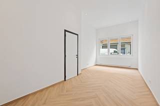 <p>In een rustige, kindvriendelijke straat tussen Park Spoor Noord en het Eilandje ligt deze totaal gerenoveerde woning, perfect voor gezinnen die stadsleven willen combineren met ruimte en comfort. De Jan Palfijnstraat is een echte verborgen parel: weinig verkeer, maar wél vlak bij scholen, speeltuinen, winkels en openbaar vervoer. Bovendien sta je zo in het historische centrum of op de Ring.<br />Achter deze gevel schuilt een verrassend ruime woning die volledig werd vernieuwd met oog voor detail.<br /><br />Indeling:<br />De inkomhal leidt naar een lichtrijke leefruimte met hoge plafonds en warme parketvloeren, ideaal voor quality time met het gezin. De open keuken achteraan is volledig uitgerust, met moderne toestellen – ideaal voor wie houdt van koken in een gezellige setting.<br /><br />Op de tussenverdieping vind je een stijlvolle badkamer met inloopdouche, toilet en wastafel. Zowel op de eerste als tweede verdieping bevinden zich telkens twee volwaardige slaapkamers – perfect als kinderkamers, ouderlijke slaapkamer of bureau.<br /><br />Deze woning biedt niet alleen ruimte, maar ook rust en duurzaamheid. Alles werd afgewerkt met kwaliteitsmaterialen en is volledig instapklaar. Een ideale thuisbasis voor jonge of groeiende gezinnen in één van de leukste buurten van Antwerpen.</p>