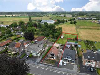 Deze tijdloze villa huisvestte vroeger een kapsalon. Deze ruime, multifunctionele ruimte langsheen de Steenweg biedt dus tal van mogelijkheden...
