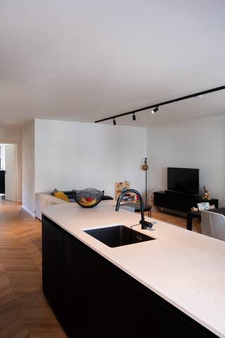 Op een uitstekende locatie aan de Elisabethlaan bieden wij dit instapklare appartement met twee slaapkamers te koop aan. Met een gunstige EPC-score B staat deze eigendom garant voor een energiezuinig en toekomstgericht wooncomfort.<br /><br />In de open leefruimte is er veel lichtinval dankzij de brede raampartijen die uitkijken op het omliggende groen. De verfijnde visgraatparketvloer trekt zich door in de leefruimte en keuken, wat zorgt voor een elegante en warme uitstraling.<br /><br />De hedendaagse keuken is ontworpen met oog voor stijl en functionaliteit:<br /><br />Uitgevoerd in een strak zwart design, voorzien van een kookeiland en afgewerkt met een composieten werkblad. Een ideale plek voor zowel dagelijks comfort als het ontvangen van gasten.<br /><br />Instapklaar en doordacht ingedeeld:<br /><br />Hoofdslaapkamer: Een ruime master bedroom met voldoende plaats voor een dubbel bed en kleerkast.<br />Tweede kamer: Iets compacter van formaat, maar uitermate geschikt als bureau, kinderkamer of dressing.<br />Berging: Een privatieve kelderberging is inbegrepen.<br />Fietsenstalling: Er is een aparte fietsenstalling voorzien.<br />Parkeren: Voldoende en gratis parkeergelegenheid vlak voor de deur in de straat.<br /><br />Strategische ligging in een groene omgeving:<br /><br />De locatie combineert uitstekende bereikbaarheid met een groene leefomgeving.<br />- Mobi-score van 9,4: U bereikt het centrum van Antwerpen binnen slechts enkele minuten.<br />- Vlak bij de Pulhofwijk: Op een boogscheut van een bruisende buurt met kwalitatieve buurtwinkels en voorzieningen.<br />- Omgeven door parken: Gelegen op wandelafstand van diverse parken zoals het Brialmontpark, Leeuwerikpark, Middelheimpark en Park Den Brandt.<br /><br />Dit appartement biedt een zeldzame combinatie van residentieel wonen, esthetisch design en een uitstekende bereikbaarheid.<br /><br />Wenst u een bezoek in te plannen? Neem gerust contact met ons op voor een afspraak ter plaatse.